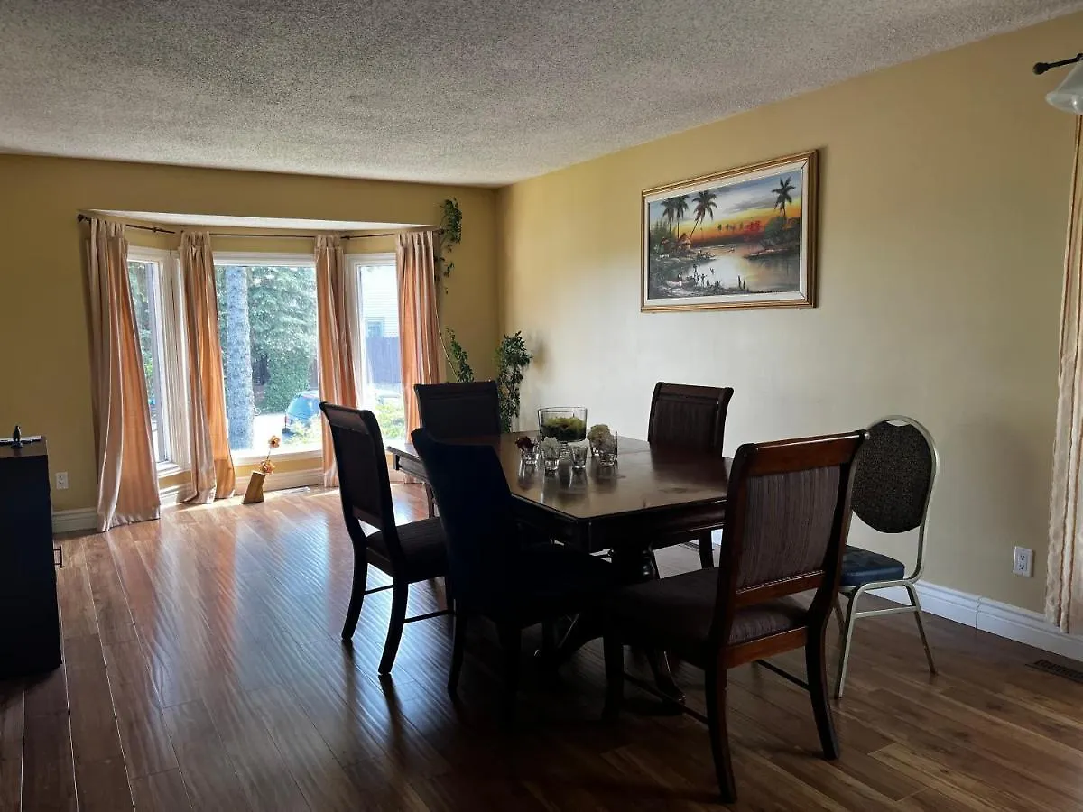 Beautiful Room Close Airport! Calgary Homestay