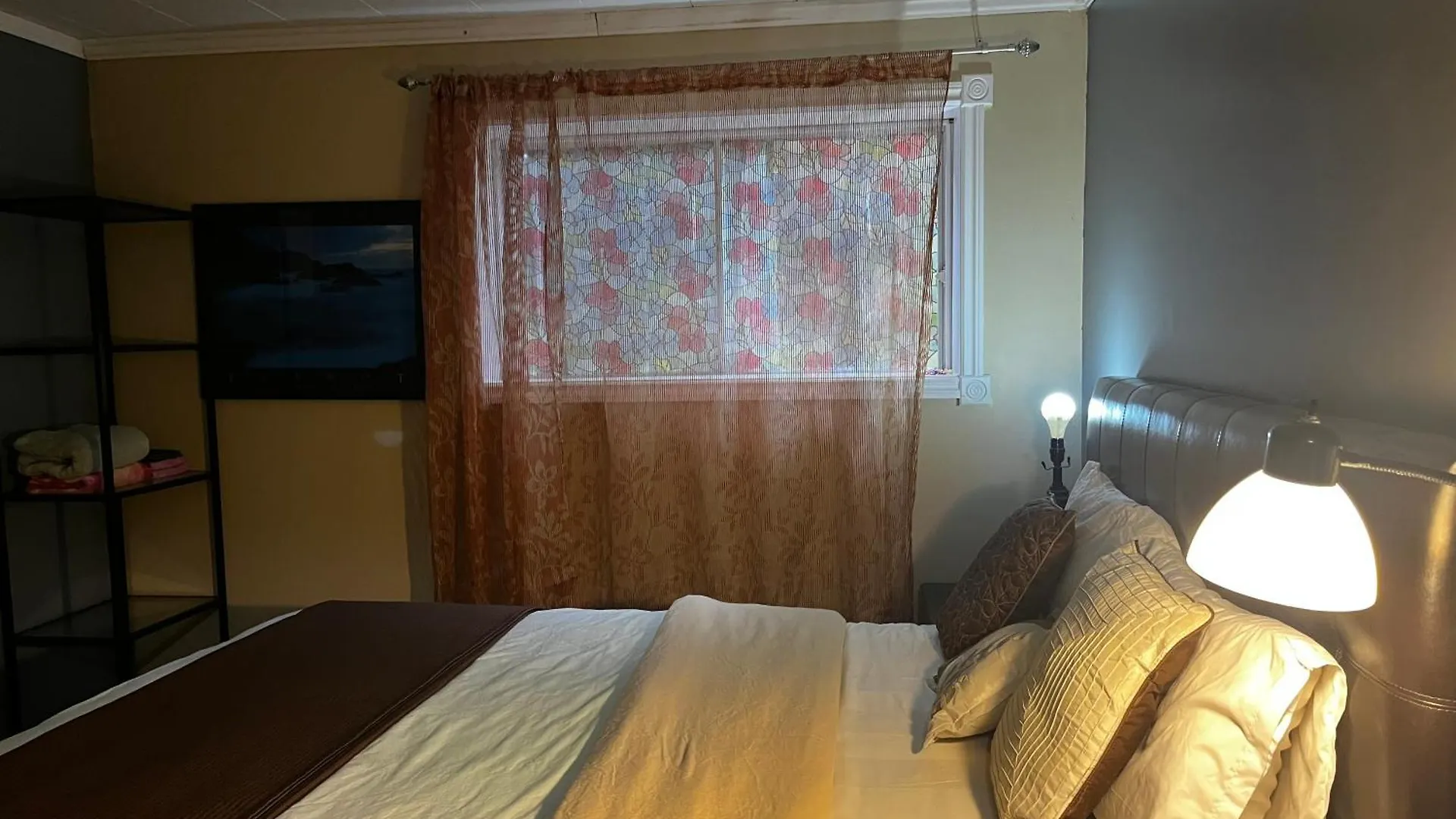 Beautiful Room Close Airport! Calgary Homestay