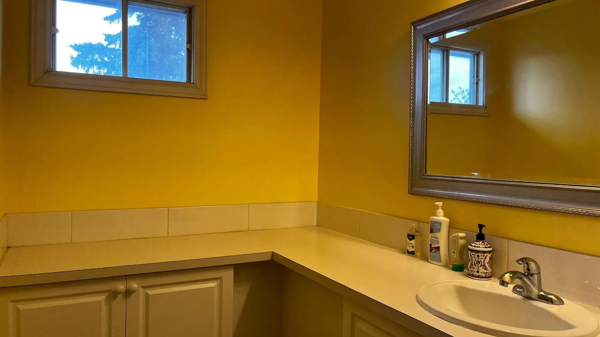 Beautiful Room Close Airport! Calgary Homestay