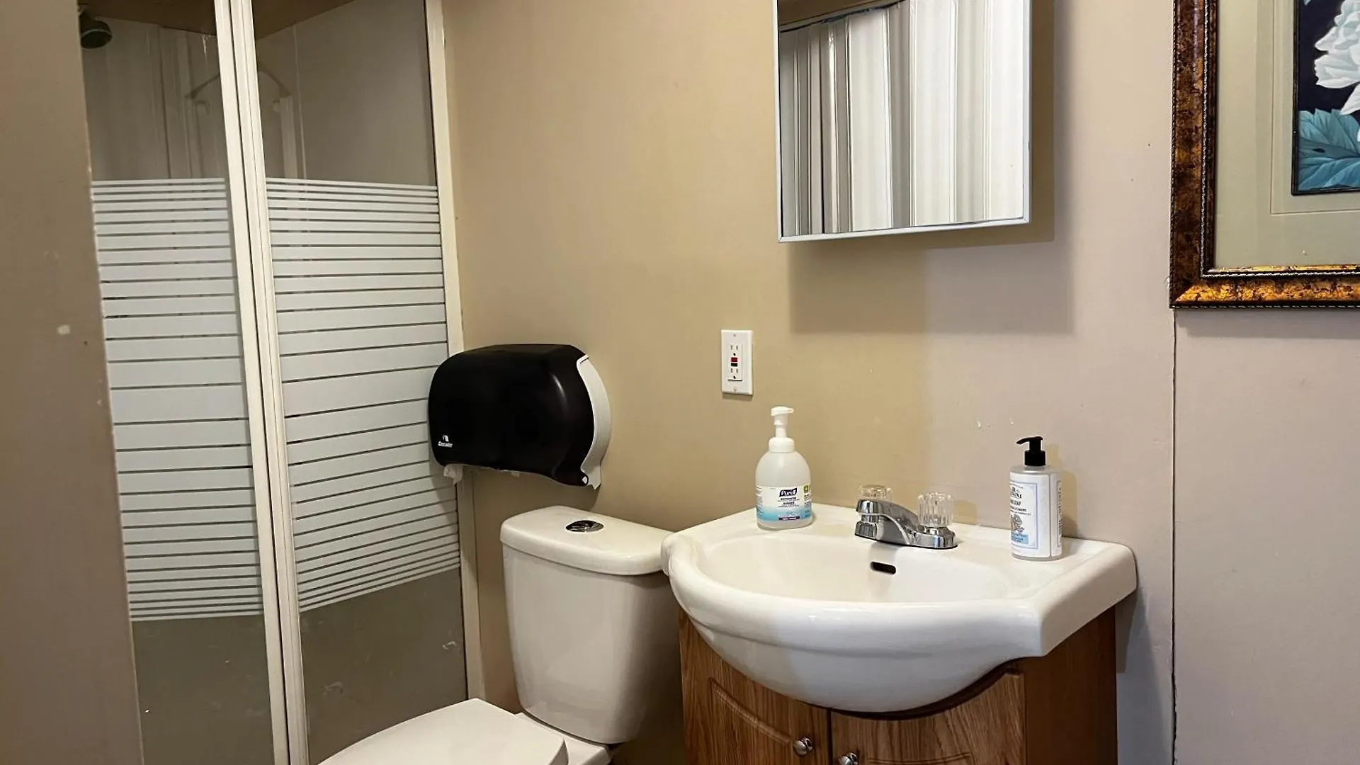 Beautiful Room Close Airport! Calgary Canada