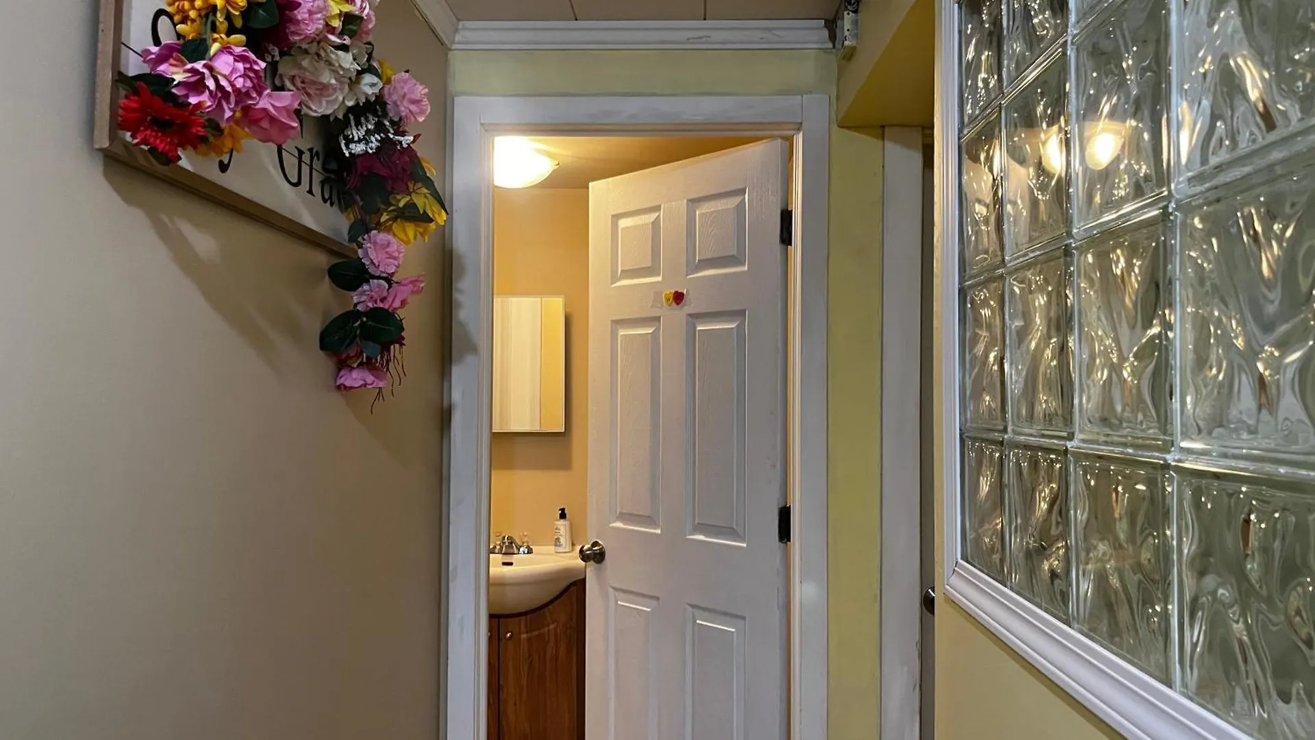 Homestay Beautiful Room Close Airport! Calgary Canada